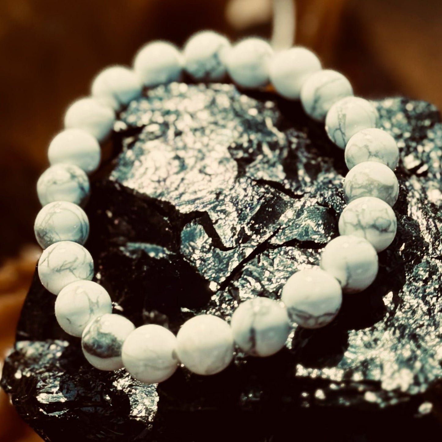 WHITE HOWLITE