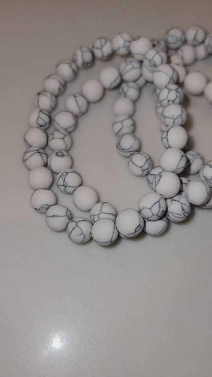 WHITE HOWLITE